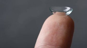 تكنولوجيا  – علماء يطورون عدسات اللاصقة ذكية ببطارية يمكن شحن بطاريتها عبر الدموع