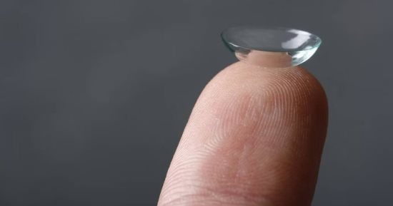 تكنولوجيا  – علماء يطورون عدسات اللاصقة ذكية ببطارية يمكن شحن بطاريتها عبر الدموع