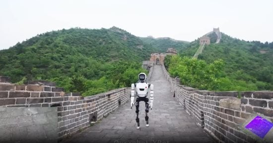تكنولوجيا  – أول روبوت يشبه الإنسان يتسلق سور الصين العظيم