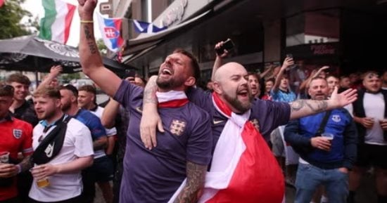 رياضة – اشتباكات بين جماهير إنجلترا وصربيا قبل موقعة اليوم فى يورو 2024.. فيديو