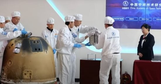 تكنولوجيا  – الصين تفتح كبسولة العودة من الجانب البعيد للقمر لتبحث عينات السطح