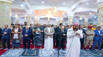 الرئيس الزُبيدي يؤدي صلاة عيد الأضحى في جامع الرئاسة بمعاشيق