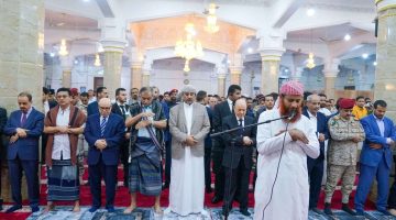 الرئيس” الزُبيدي” يؤدي صلاة عيد الأضحى في جامع الرئاسة بمعاشيق