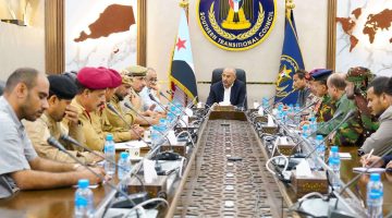 الرئيس الزُبيدي يرأس اجتماعا للجنة الأمنية والقادة العسكريين والأمنيين بمحافظة أبين