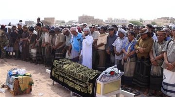 رئيس انتقالي شبوة يشارك في تشييع جثمان الفقيد طالب السليماني