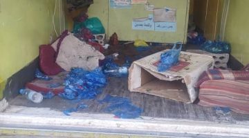 طقم عسكري ينهب محتويات بائع القات بسوق مفرق جبل حبشي في محافظة تعز