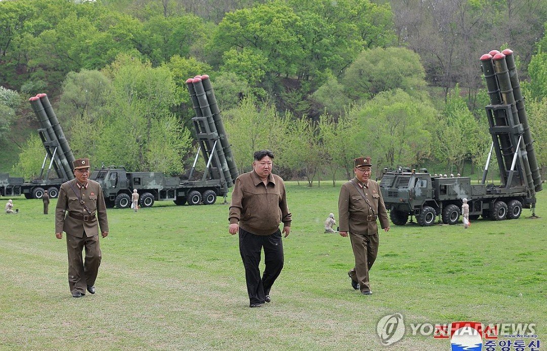 زعيم كوريا الشمالية يشرف على تدريبات تحاكي شن هجمات استباقية