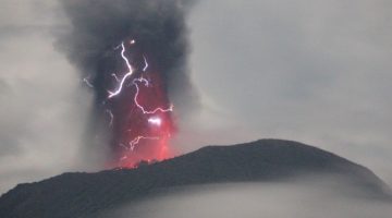 بركان جبل إيبو بإندونيسيا يثور والسلطات تحذر من فيضانات وحمم باردة