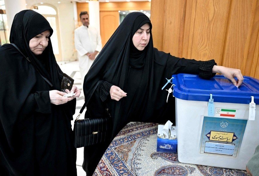 الإيرانيون يدلون بأصواتهم لاختيار رئيسهم الجديد
