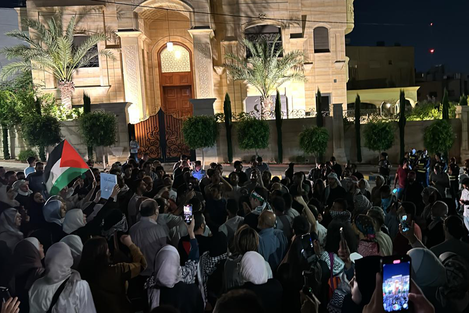 مظاهرة غضب قرب سفارة إسرائيل بعمّان تنديدا بمجزرة النصيرات بغزة | سياسة – البوكس نيوز
