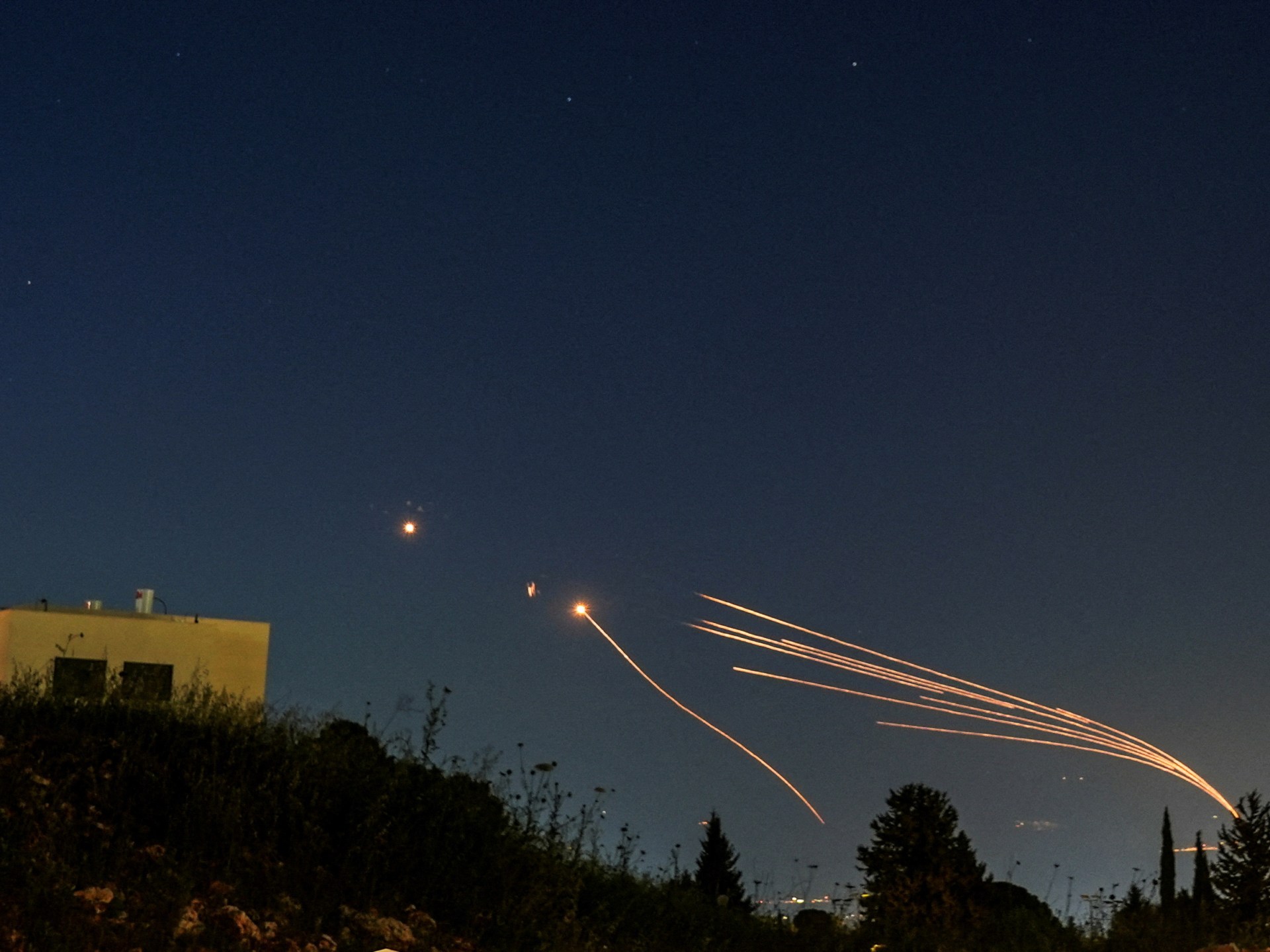 حزب الله يقصف مواقع إسرائيلية والاحتلال يرصد 15 صاروخا من لبنان | أخبار – البوكس نيوز