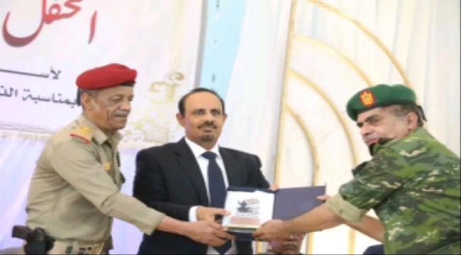 قيادة المنطقة العسكرية الثانية تكَرم رئيس انتقالي حضرموت بدرع التحرير
