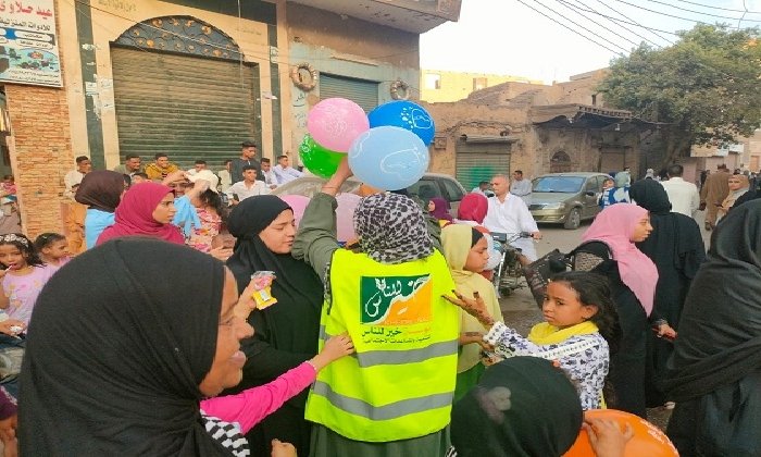 مؤسسة «خير للناس» توزع البالونات والحلوى بعد صلاة عيد الأضحى على الأطفال في الأقصر