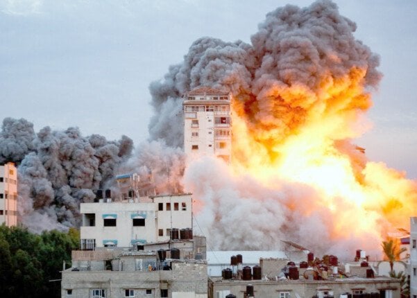 استشهاد 3 مواطنات وطفل في قصف للاحتلال على مدينة غزة
