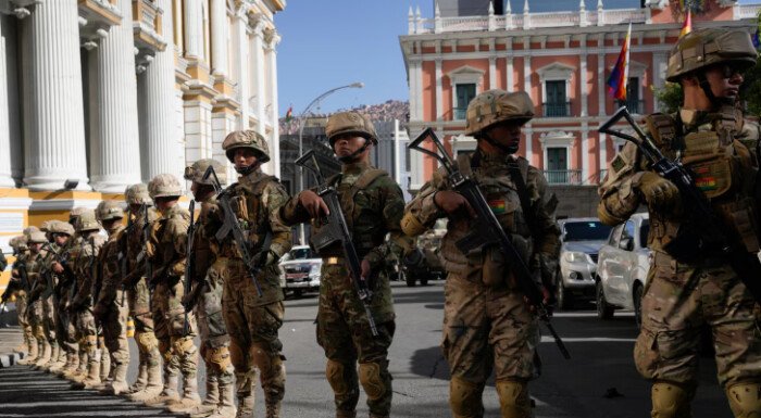 مدرعات وجنود بقيادة قائد الجيش تقتحم القصر الوطنى البوليفى.. فيديو