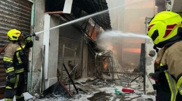 الداخلية البحرينية: قوات الدفاع المدني تواصل جهود إخماد حريق في سوق المنامة القديم