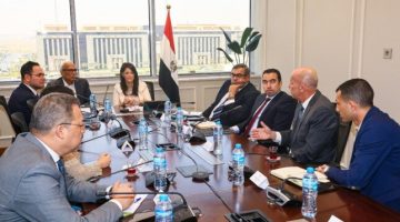 التعاون الدولي تعقد مائدة مستديرة مع نائب رئيس بنك التنمية الجديد ومراكز الفكر والأبحاث الاقتصادية في مصر