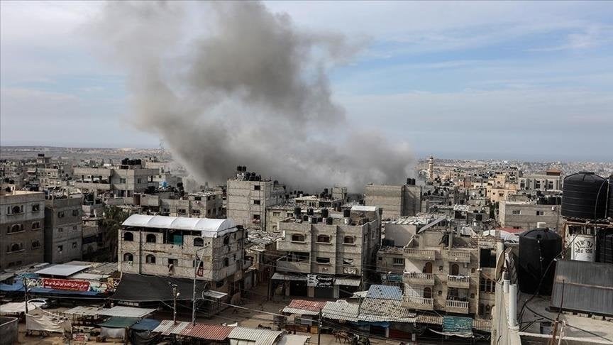 عاجل| 10 شهداء جرَّاء استهداف الاحتلال منزلَين وسط قطاع غزة