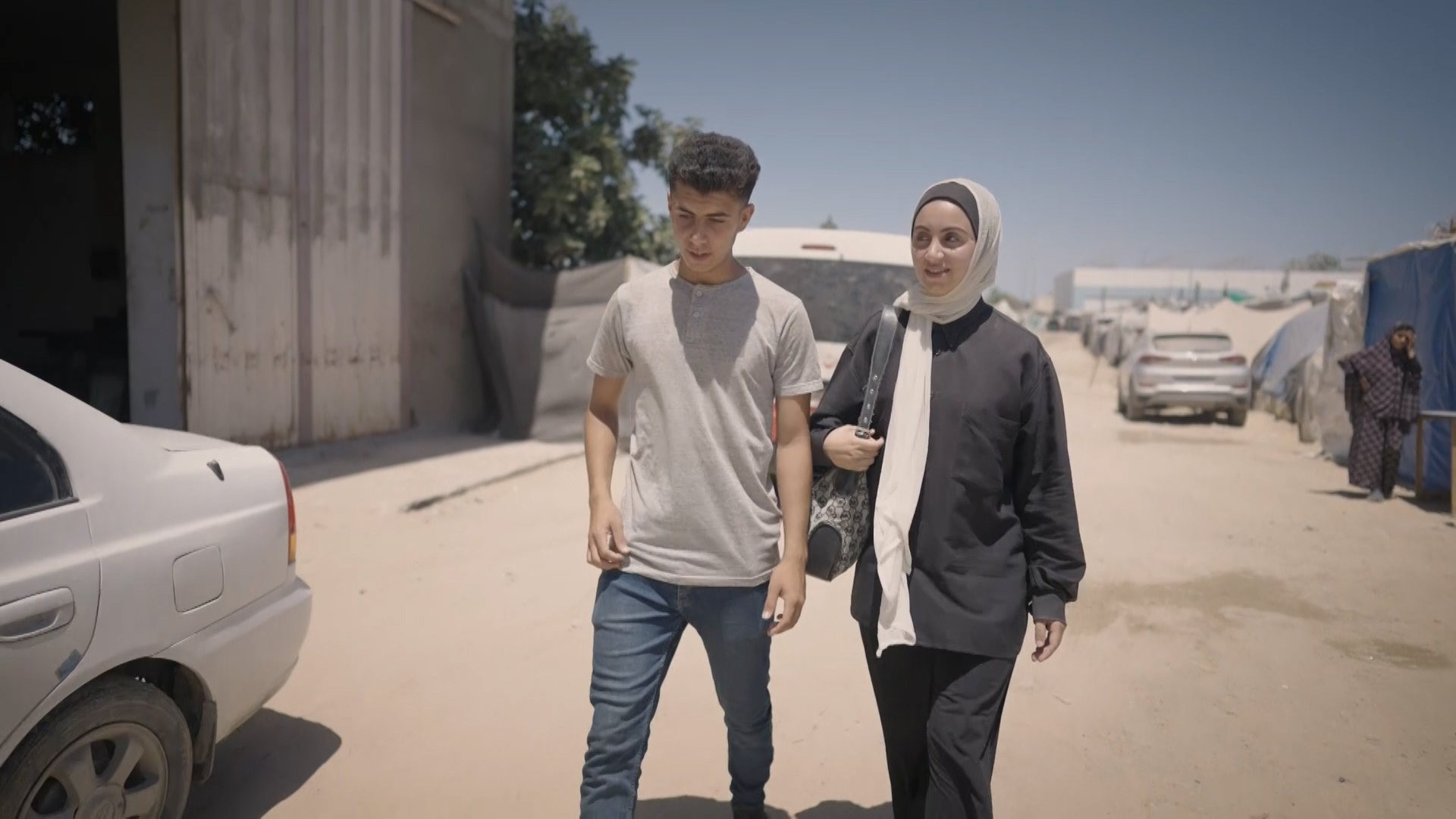 تعرف على قصة لينا وإجبارها على النزوح وحرمانها من عائلتها في غزة | التقارير الإخبارية – البوكس نيوز