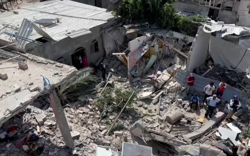 شهداء وجرحى في غارات إسرائيلية استهدفت منزلين وسط قطاع غزة | التقارير الإخبارية – البوكس نيوز