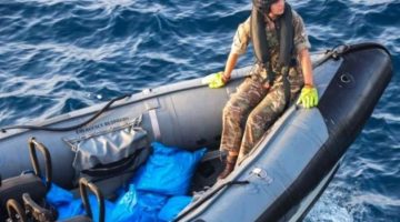 الجيش الأميركي يعلن ضبط شحنة حشيش خلال عملية اعتراض في بحر العرب