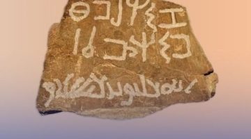 اكتشاف نقش أثري ثنائي الخط في تبوك يعود تاريخه إلى القرن الخامس الميلادي