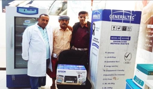جمعية يافع الخيرية تقدم ثلاجة وطابعة دعماً لقسم المختبر بمستشفى الغيضة بالمهرة