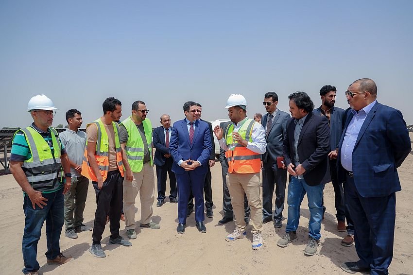 رئيس الوزراء يعلن موعد دخول محطة الطاقة الشمسية الخدمة في العاصمة عدن 