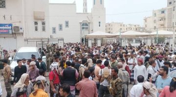 الآلاف يشيعون جثمان الشهيد “عبدالعليم الرضامي” في العاصمة عدن