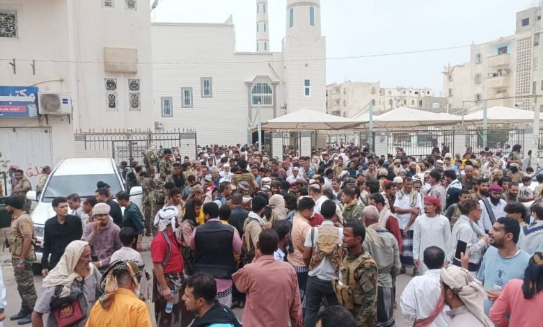 الآلاف يشيعون جثمان الشهيد “عبدالعليم الرضامي” في العاصمة عدن