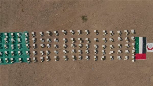 الهلال الأحمر الإماراتي يسيّر قافلة مساعدات غذائية لأهالي حجر بمحافظة حضرموت