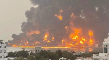 صحفي يمني يكشف حجم الدمار للقصف الإسرائيلي الذي استهدف منشأة الحديدة اليمنية