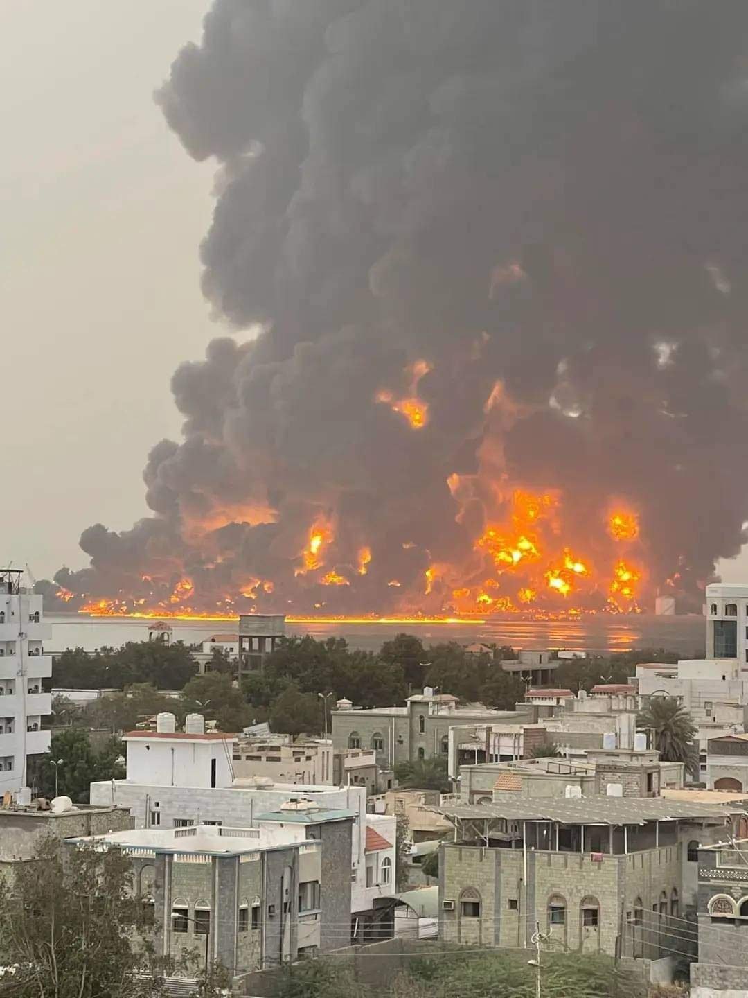 صحفي يمني يكشف حجم الدمار للقصف الإسرائيلي الذي استهدف منشأة الحديدة اليمنية