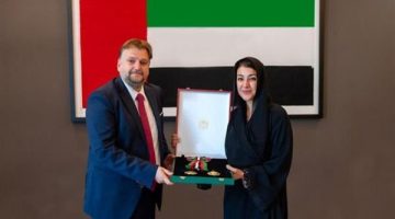 رئيس الإمارات يمنح سفير بولندا وسام الاستقلال
