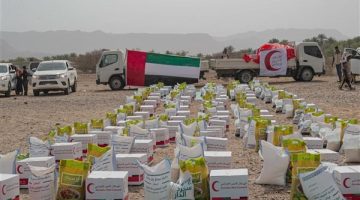 الهلال الإماراتي يسيّر قافلة مساعدات غذائية لأهالي حجر بحضرموت