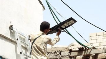 تدشين تركيب إضاءات تعمل بالطاقة الشمسية لأحياء مديرية المعلا في العاصمة عدن