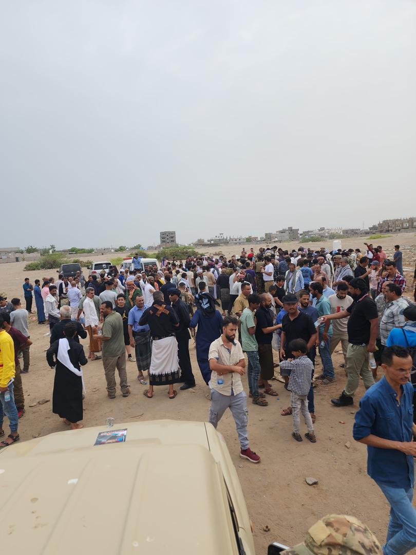 المئات يشاركون في تشييع رجل الاعمال انجل الشعيبي في العاصمة عدن 