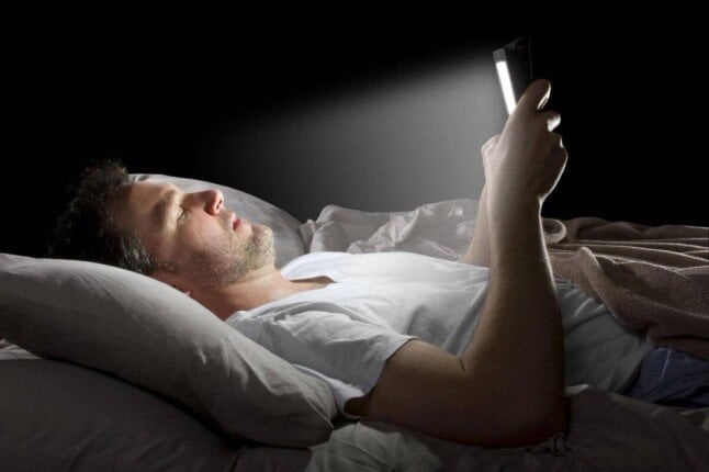 مخاطر استخدام الهاتف قبل النوم.. يؤدي للأرق ويصيب بالخلل في هرمونات الجسم