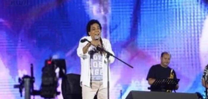 محمد منير يبدأ حفله فى مهرجان العلمين بأغنية “علي صوتك بالغنا”