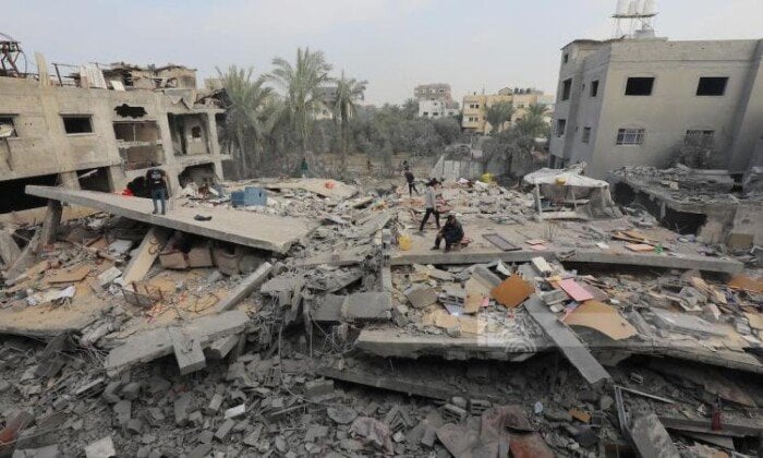 الدفاع المدني: أكثر من 30 شهيدًا قرب مفترق الطيران غرب غزة