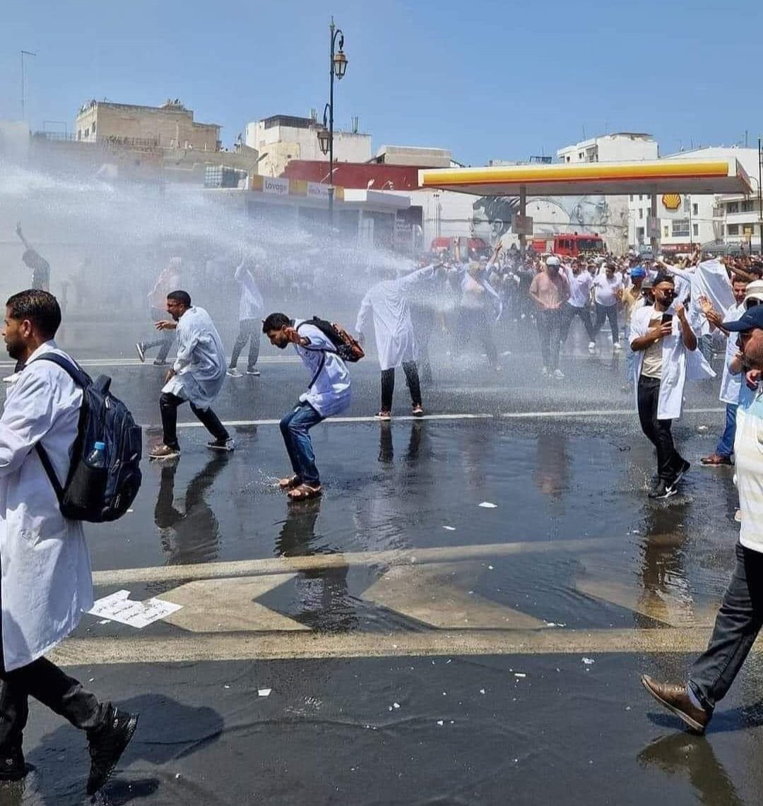 الرباط.. الأمن يستعمل خراطيم المياه لتفريق المتظاهرين من مهنيي الصحة